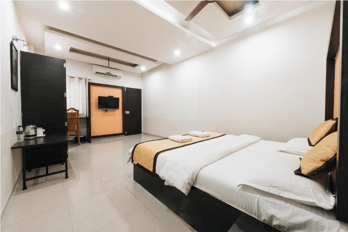 Hotel Krushna Inn Тримбак Экстерьер фото